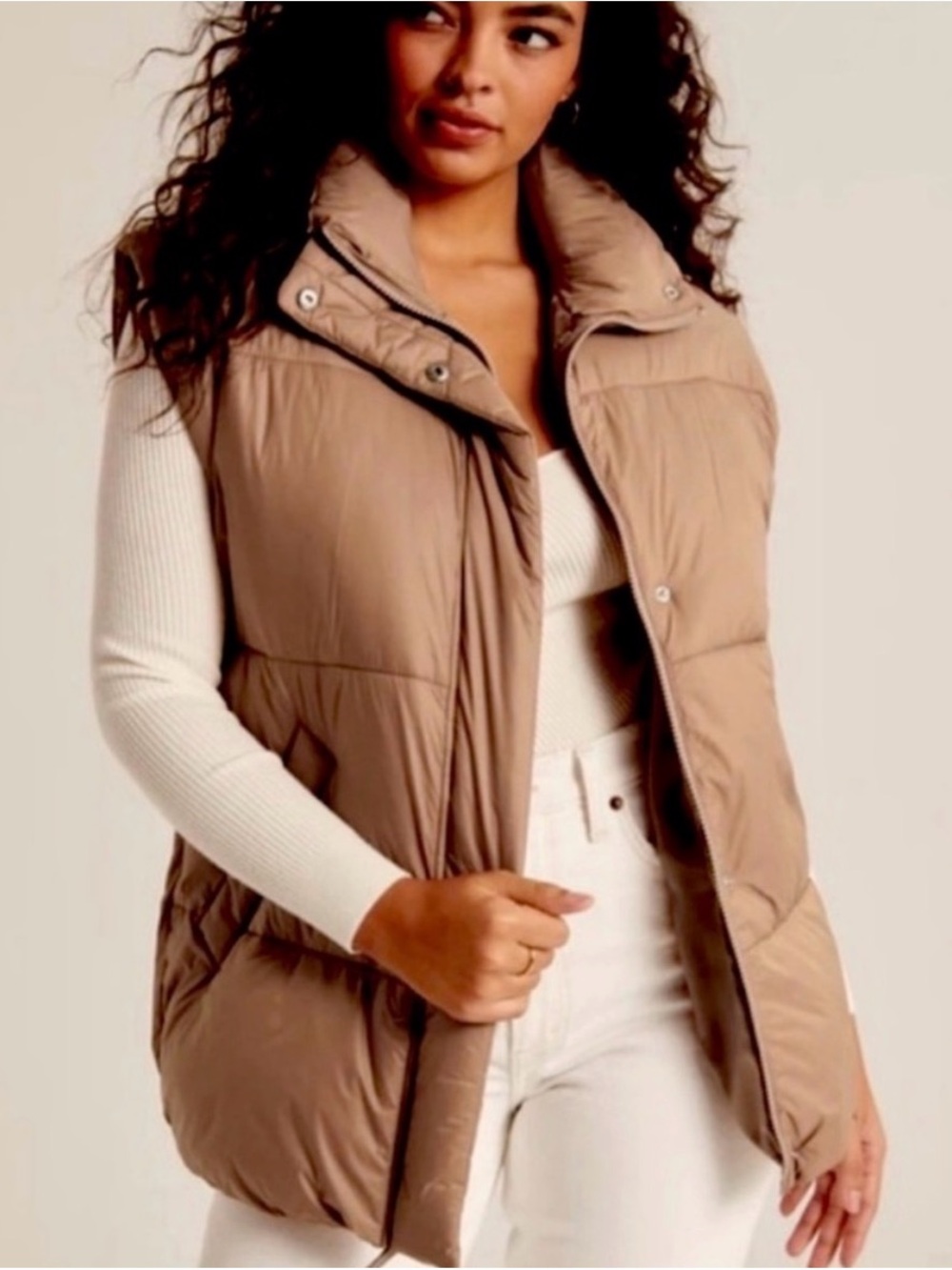 Abecrombie and fitch women’s oversized Puffer Vest Size Large - cream